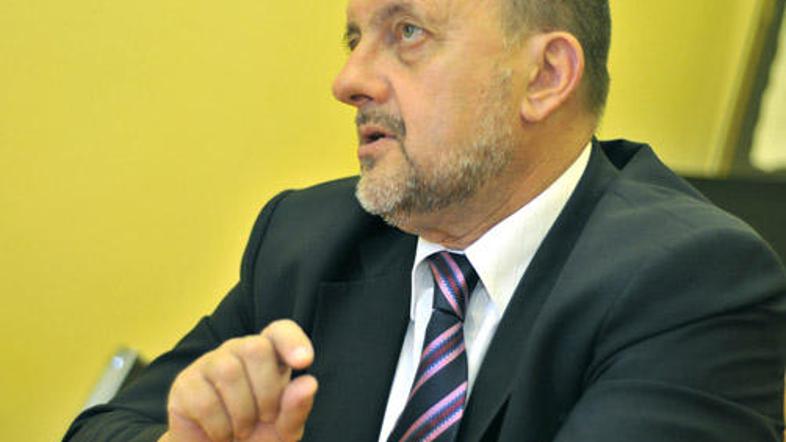 Zmago Jelinčič Plemeniti meni, da pristojne službe svojega dela ne jemljejo resn