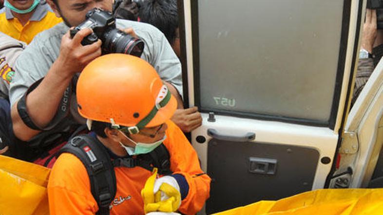 Indonezijski policisti odnašajo trupla žrtev eksplozije v hotelu Ritz-Carlton in