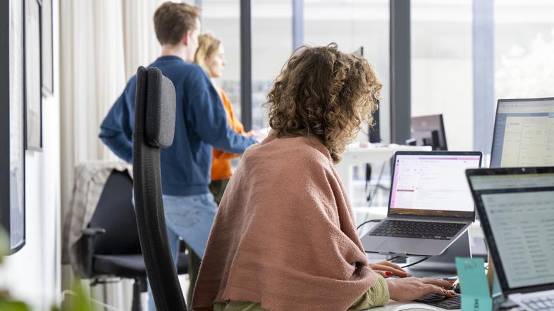 pisarna delavci v pisarni računalniki