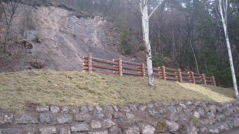 Plaz, ki je ogrožal Kolodvorsko cesto in tribune pod njo so z zaščitnim nasipom 