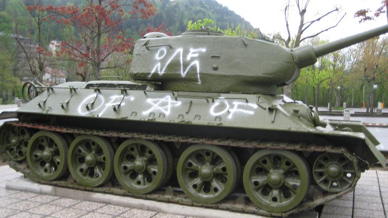 Tank, ki so ga pred dnevi postavili na parkirišču pred Postojnsko jamo, je že bi