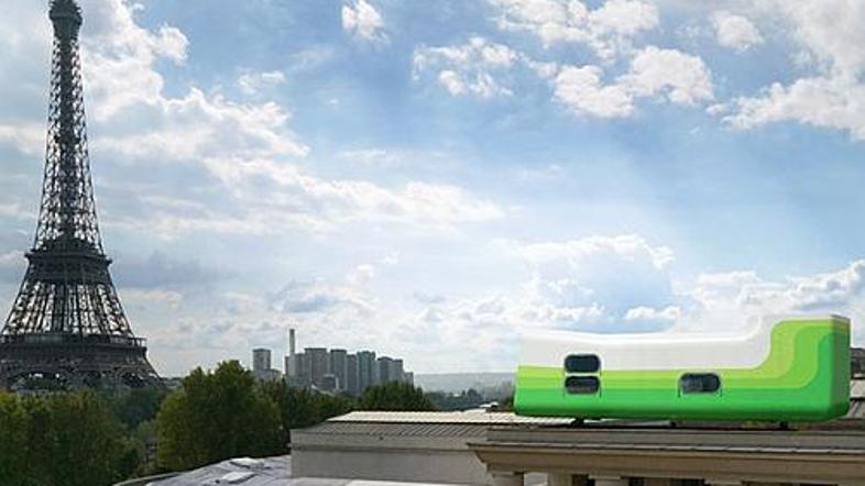 Iz hotelčka oziroma umetniške instalacije se vidi Eifflov stolp.