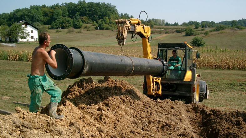 slovenija 22.08.13. Dolenjska, menjava glavne vodovodne cevi, foto: Jerca Bozic 