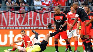 sodnik nokavt Fisher Luisao Benfica Dusseldorf Düsseldorf