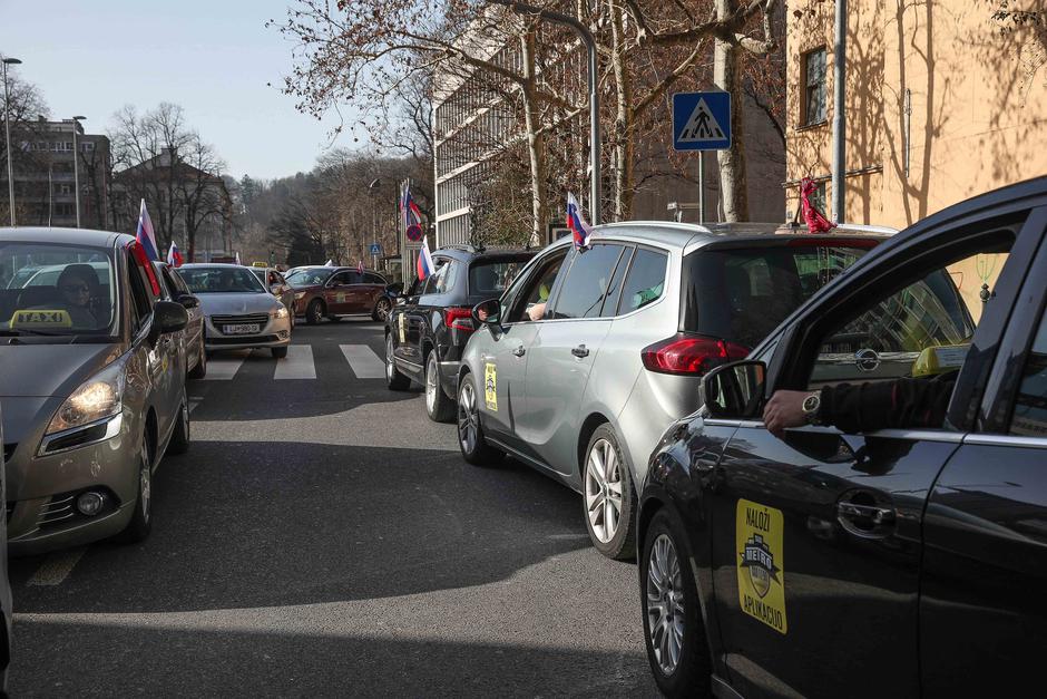 protest taxistov pred parlamentom | Avtor: Saša Despot