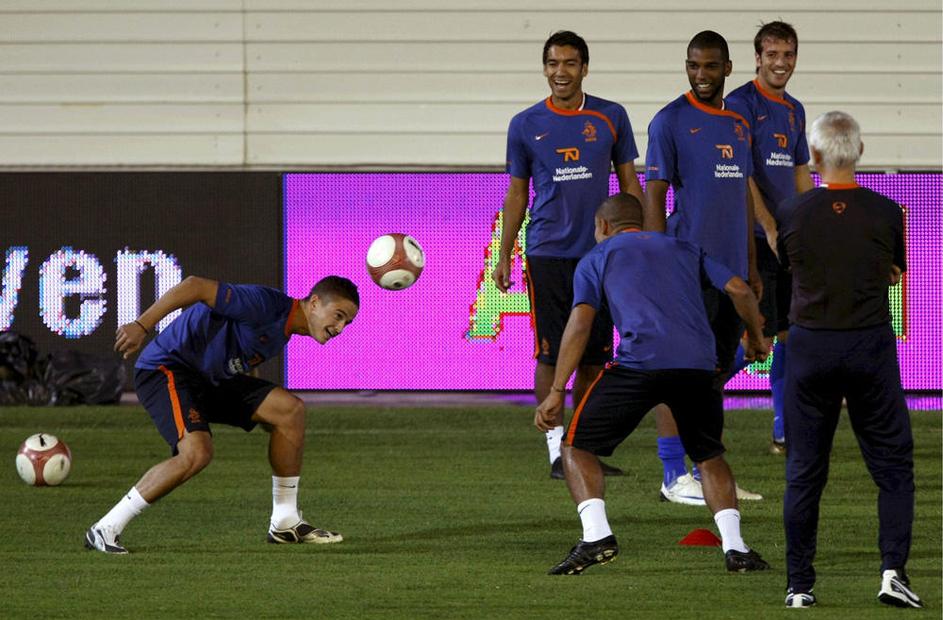 Affelay, fotografiran na treningu reprezentance v Skopju, je na treningu v klubu