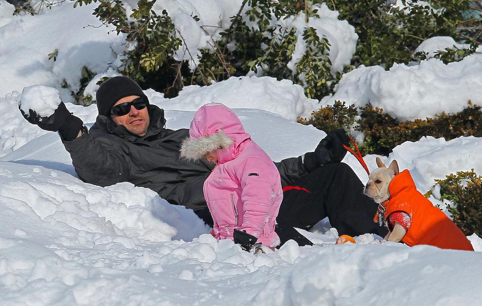 Hugh Jackman, hčerka Ava, sneg, pes