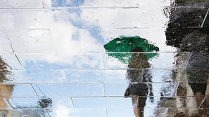 vreme pomlad dež luža dežnik