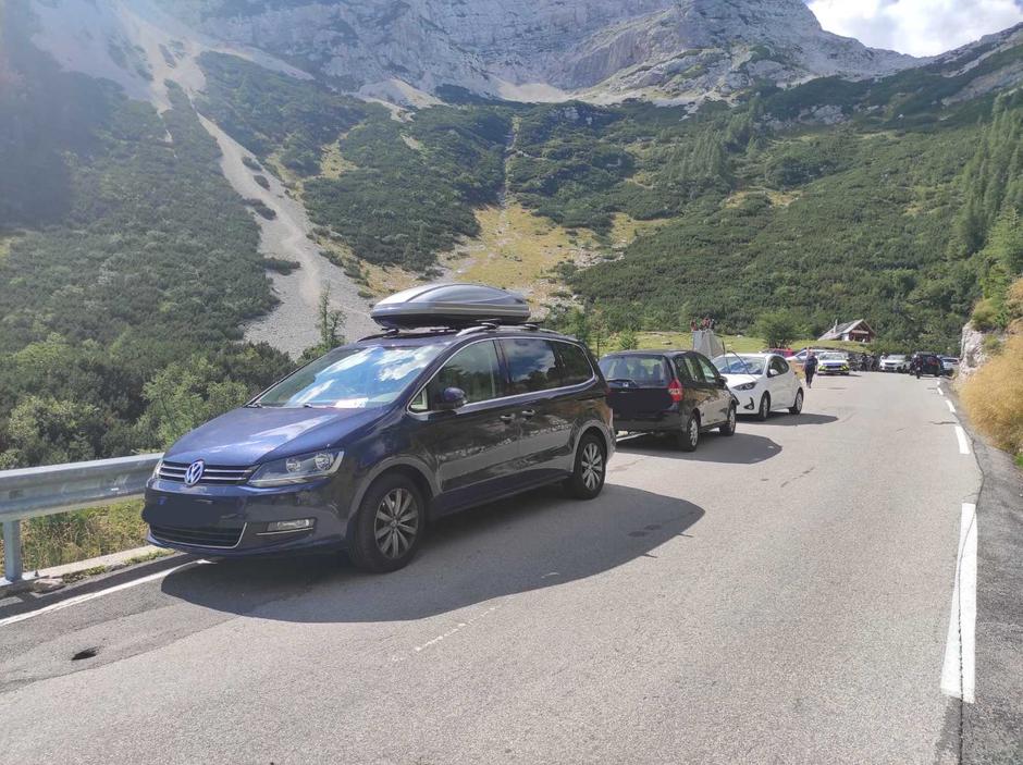 Parkiranje, gneča, ozka cesta, Vršič, | Avtor: PU Kranj