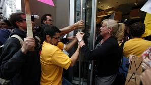 Takole so se protestniki z uslužbenci bančnih institucij prijeli v San Franciscu