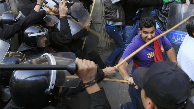 Kljub prepovedi zbiranja se je na ulice Kaira podalo na tisoče protestnikov. (Fo