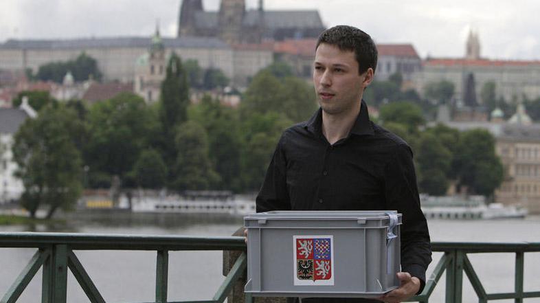 Član volilne komisije s skrinjico. (Foto: Reuters)