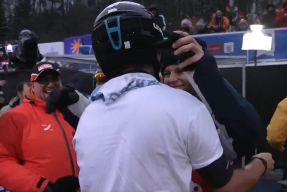 Urban Sušnik v objemu zaročenke Martine | Avtor: Zajem zaslona/Eurosport