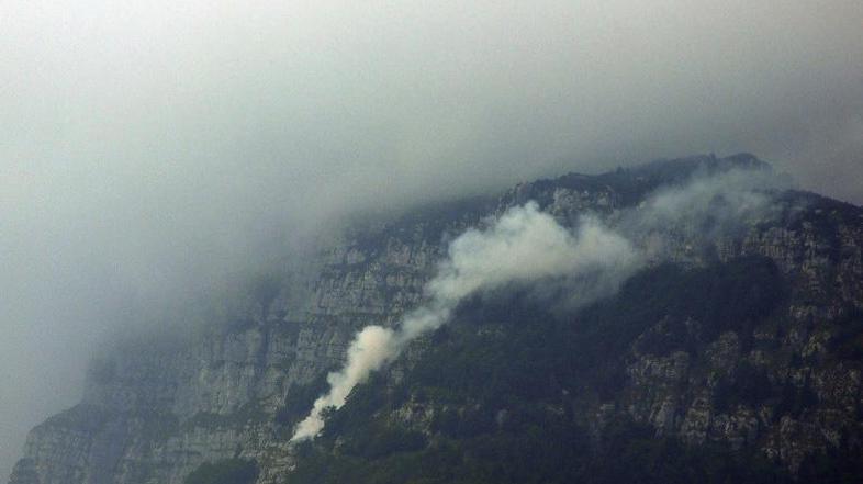 Požar gasijo gasilci enote Gamsi, ki je posebej usposobljena za gašenje v visoko
