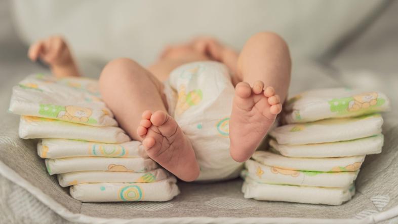 dojenček med plenicami