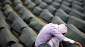 Žalujoča za žrtvami Srebrenice. (Foto: Reutersl)