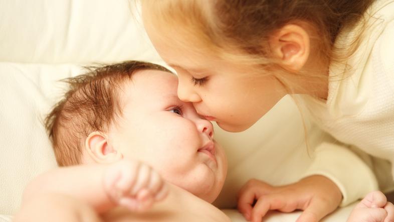 Bratci ali sestrice bodo morda potrebovali več časa, da se navadijo na dojenčka.
