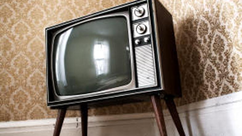 Policisti ne razumejo, kako je moški neopazno uspel odnesti televizor.