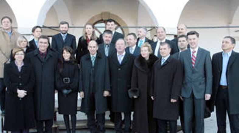 Vlada meni, ZOFVI krši omenjene člene ustave.