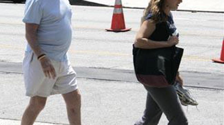 Ko Ryan zagleda paparace, se raje za nekaj korakov umakne.