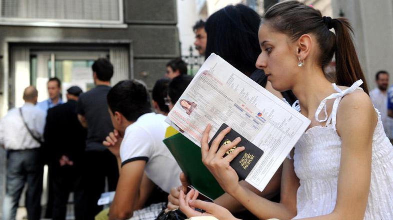 V takih vrstah so v Beogradu še letos poleti čakali na vizume za odhod v tujino.