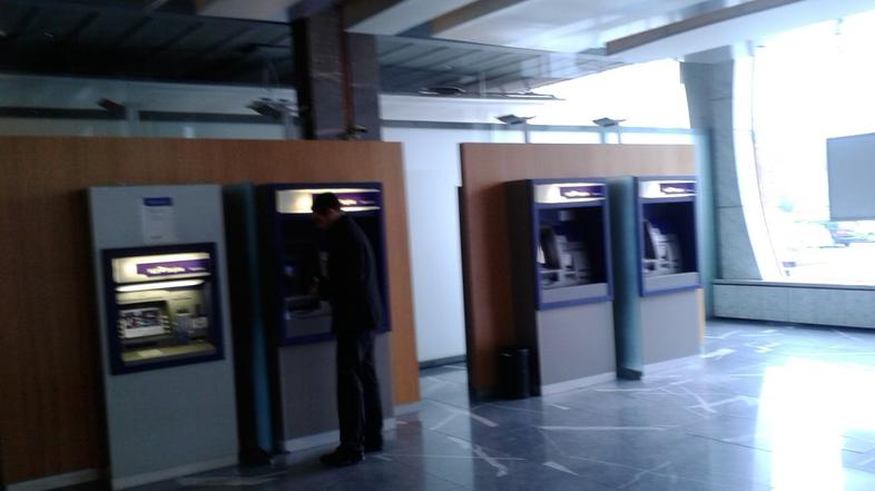 Prazni bankomati