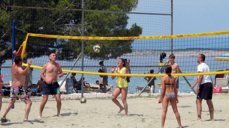 Igranje odbojke na plaži