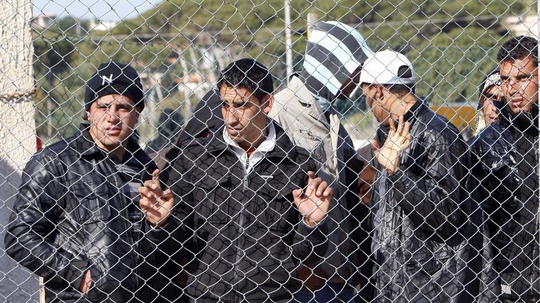 Na afriški otok Lampedusa se od začetka nemirov v Severni Afriki zgrinja na tiso