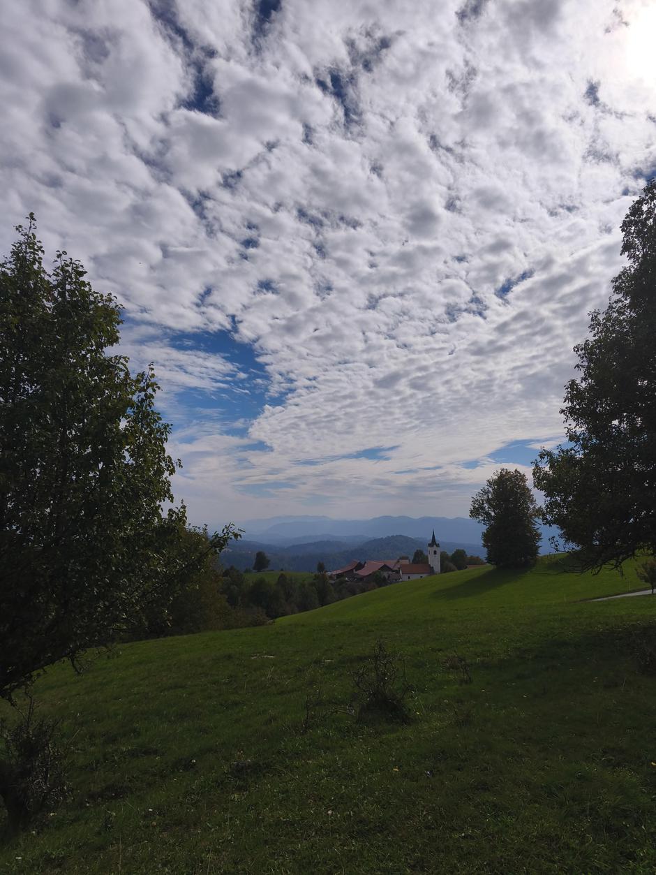 Medvedje Brdo, cerkev, oblaki | Avtor: Žurnal24/Nina Šprohar