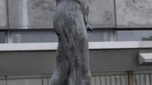 Kalinov Deček s piščaljo pred vhodom v stavbo RTV Slovenija.