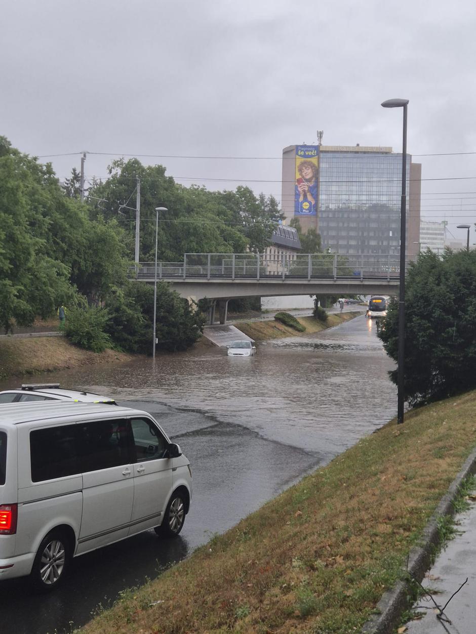 V zalitem podvozu na Celovški obtičal avto | Avtor: Jaša Levstik