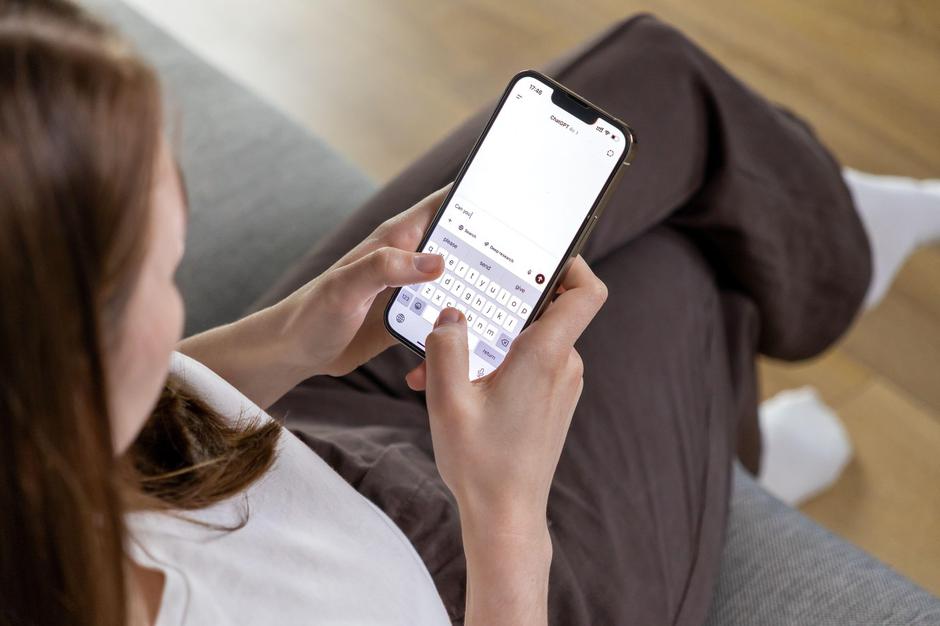 najstnica uporablja ChatGPT na telefonu | Avtor: Profimedia