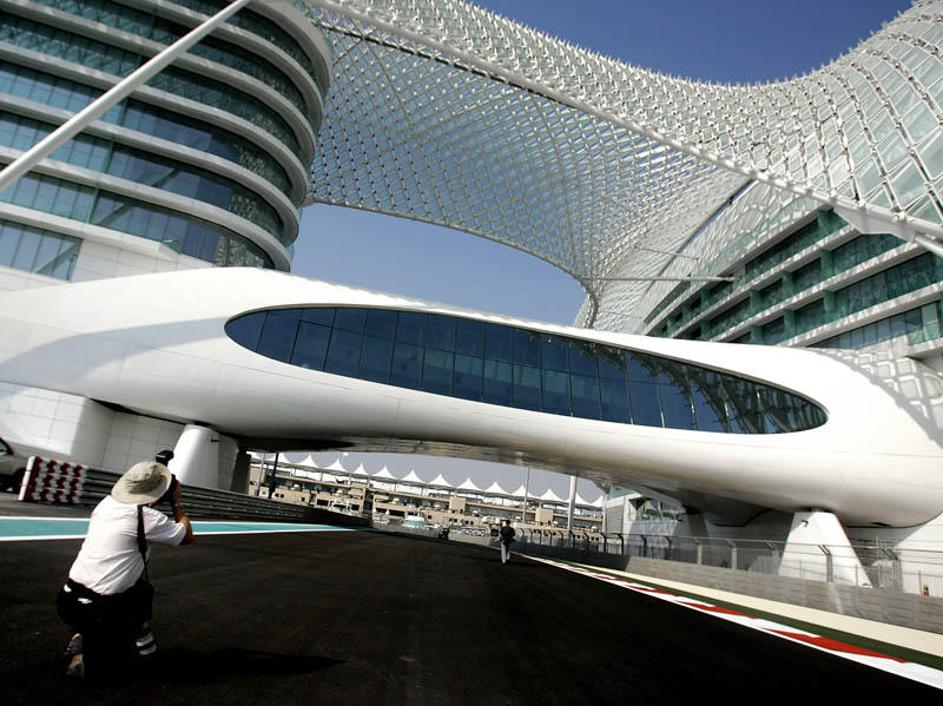 Hotel in dirkališče Yas. Stezo lahko bolje spoznate v galeriji in dodanem videu.