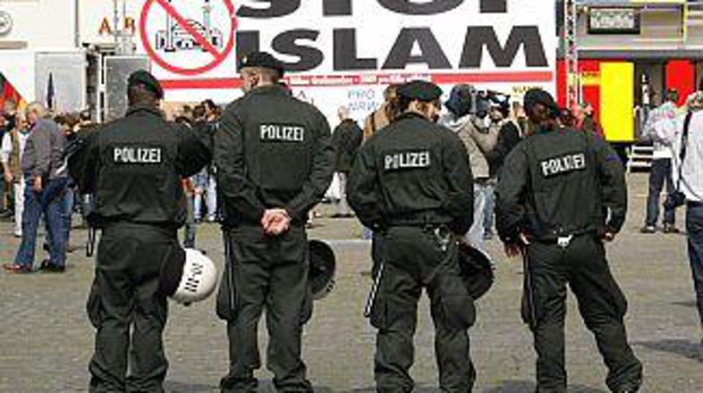 V protestih je posredovalo okoli 3000 policistov.