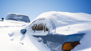 Zasnežen avto 