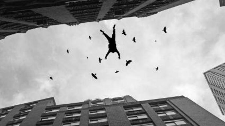 Iz goreče sobe na trda tla.