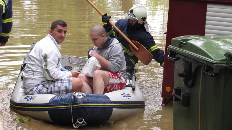 Gasilci, domačini, civilna zaščita in vojska so stopili skupaj in poskušali reši