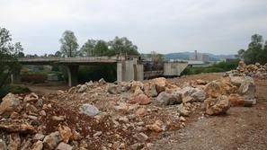 Dela na viaduktu, ki se bo navezal na nekdanjo hitro cesto, stojijo, zato ni pre