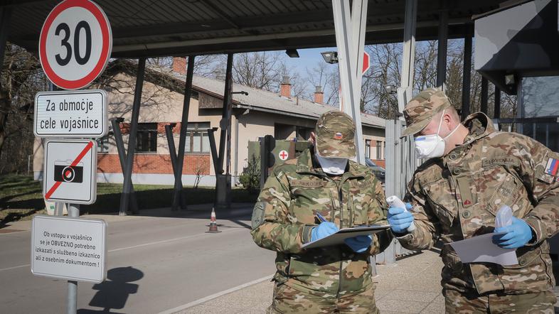 slovenski vojaki merijo temperaturo