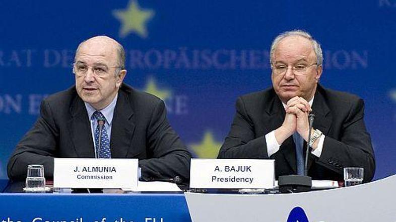 Andrej Bajuk (desno) in Joaquin Almunia sta na zasedanju delovala pomirljivo.