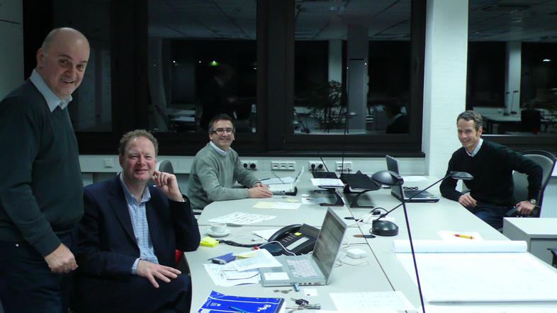 Zoran Stefanović (levo) v nekdanjih Toyotinih prostorih v Kölnu s sodelavci dela