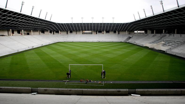 Vse sedeže na stadionu bodo morali namestiti naslednji teden. (Foto: Nik Rovan)