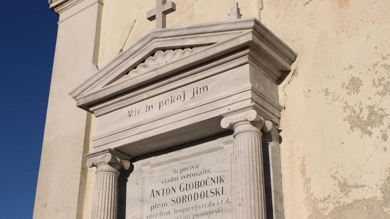 Učenci OŠ Antona Globočnika ob dnevu spomina na mrtve obiščejo grob, Globočniku 