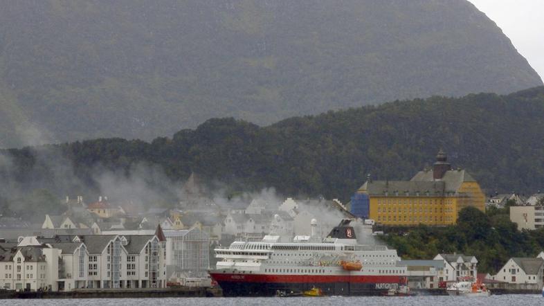 Požar na turistični ladji.