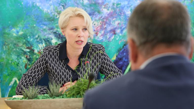 Novice: SDS protestira, od predsednice DZ terja opravičilo. Urška Klakočar Zupančič