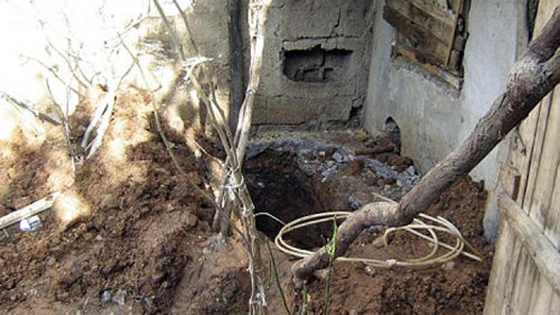 Luknja, kjer so našli truplo. (Foto: Reuters)