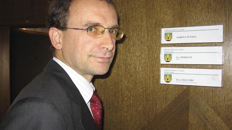 Loška uprava župana Igorja Drakslerja tudi dober mesec po preteku roka še ni izd