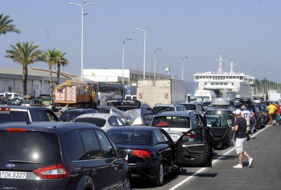 Kolone vozil, ki čakajo na trajekt | Avtor: Tino Juric/PIXSELL