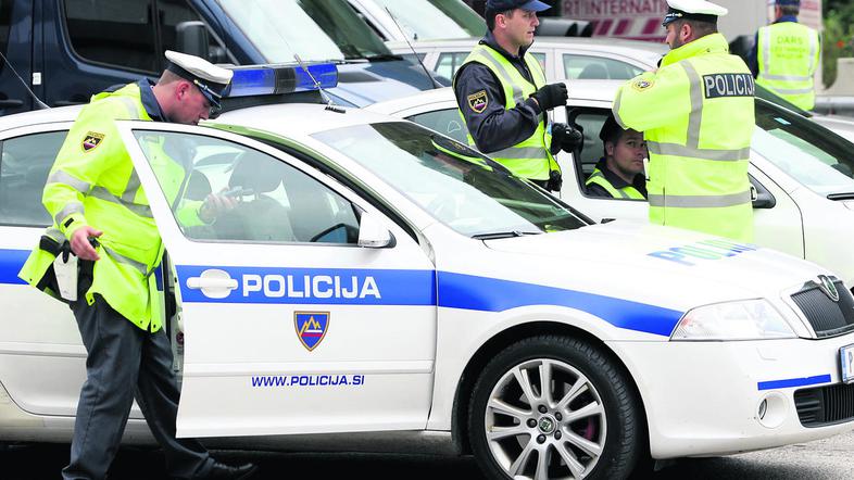 Akademijo naj bi vodil ravnatelj, menda uradno zaposlen v šoli za policiste, ki 