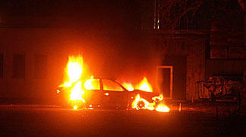 Avtomobil je popolnoma zgorel.